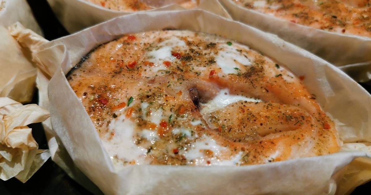 Рыба в лодочке из пергамента. Как сделать лодочки из пергамента для рыбы. Рыба в пергаменте порционно. Карамель на пергаменте. Лодочки из пергамента.