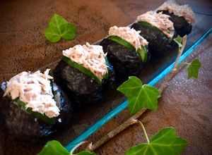 Hình của món Cơm Nắm Rong Biển Kẹp Cá Ngừ.