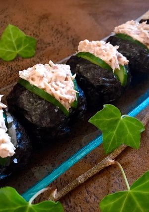 Hình của món Cơm Nắm Rong Biển Kẹp Cá Ngừ.