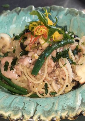 A picture of Aglioe olio chicken Spaghetti.