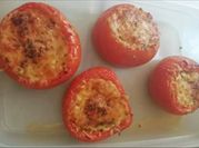 Una foto de tomates rellenos al horno