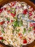 Leckerer Caprese-Orzo-Salat