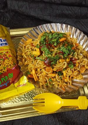 मॅगी भेळ (Maggi bhel recipe in marathi) रेसिपी चे मुख्य फोटो