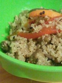 Una foto de Quinoa con pimientos
