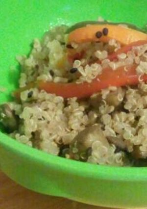 Una foto de Quinoa con pimientos