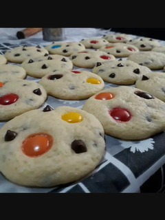 Una foto de Cookies de manteca con chips de chocolate y rocklets