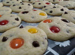 Una foto de Cookies de manteca con chips de chocolate y rocklets