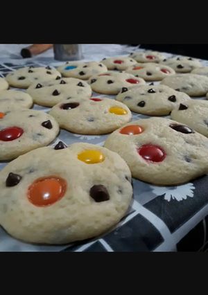 Una foto de Cookies de manteca con chips de chocolate y rocklets