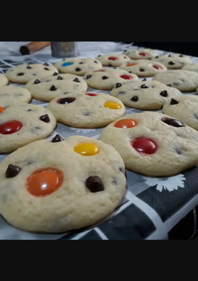 Una foto de Cookies de manteca con chips de chocolate y rocklets