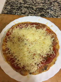 Una foto de Tortilla de patata y cebolla estilo pizza