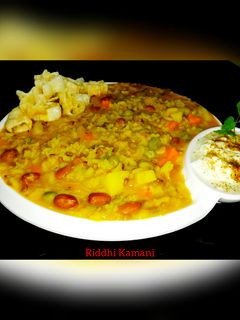 મિક્સ વેજીટેબલ ખીચડી (Mix Vegetable Khichdi Recipe In Gujarati) રેસીપી મુખ્ય ફોટો