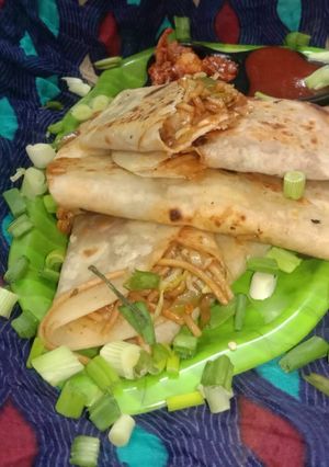 નૂડલ્સ ફ્રેન્કી (Noodles Frankie Recipe In Gujarati) રેસીપી મુખ્ય ફોટો