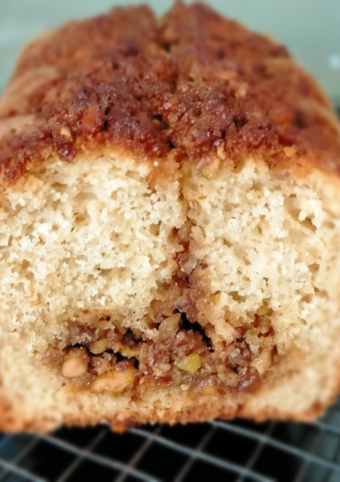 Una foto de Bizcocho relleno de frutos secos y miel