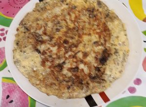 Una foto de Tortilla de camagrocs con cebolla