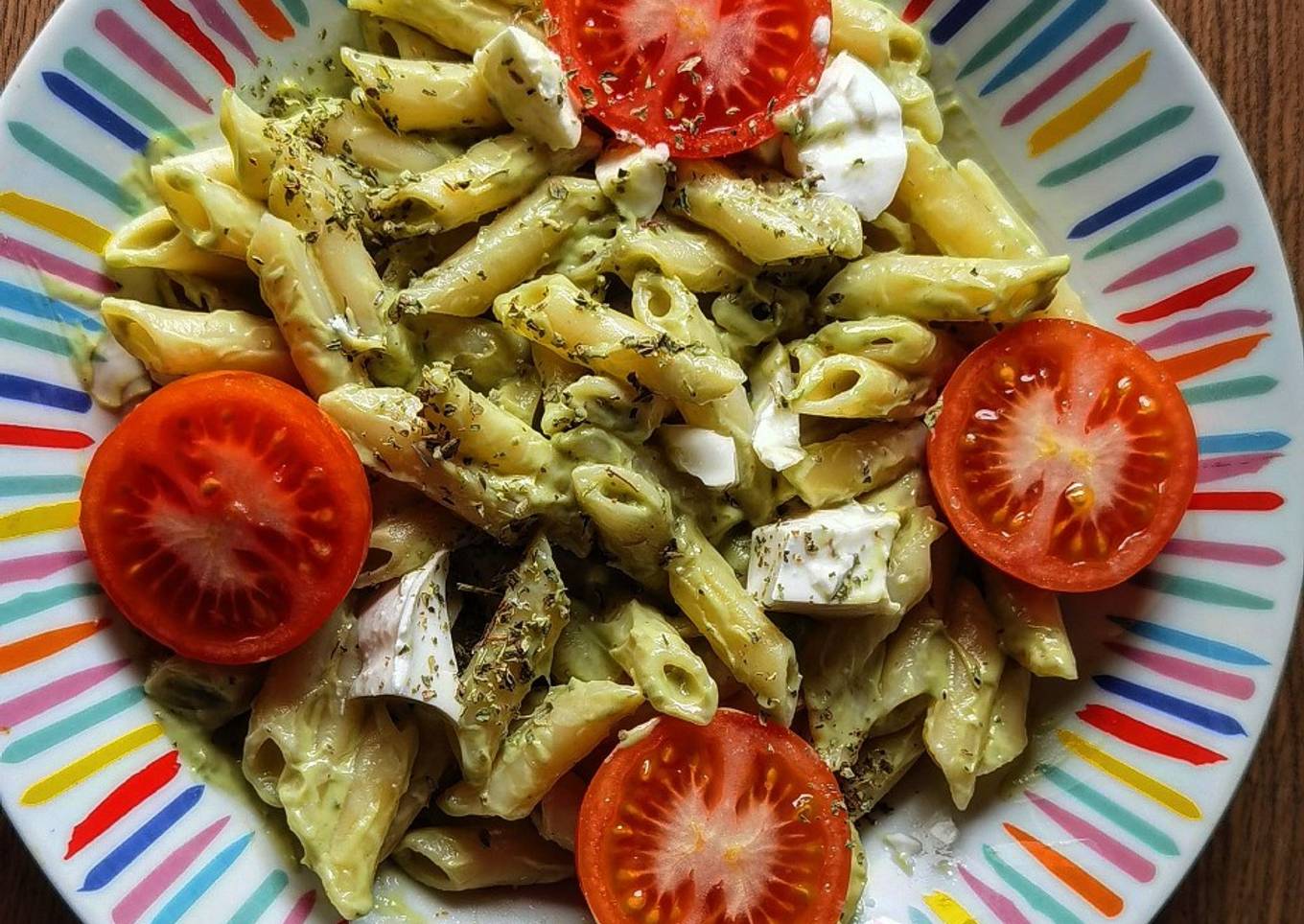 Pasta con aguacate y queso fresco