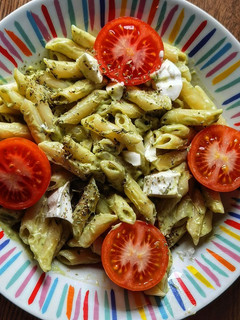 Una foto de Pasta con aguacate y queso fresco