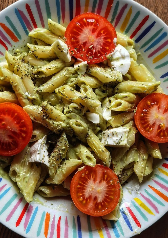Una foto de Pasta con aguacate y queso fresco