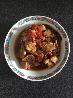 A picture of Sweet spicy pork with lotus stem.