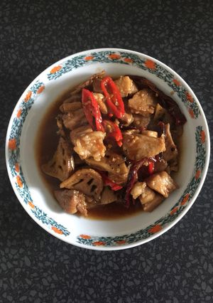 A picture of Sweet spicy pork with lotus stem.