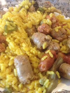 Una foto de Arroz con salchichas y verduras