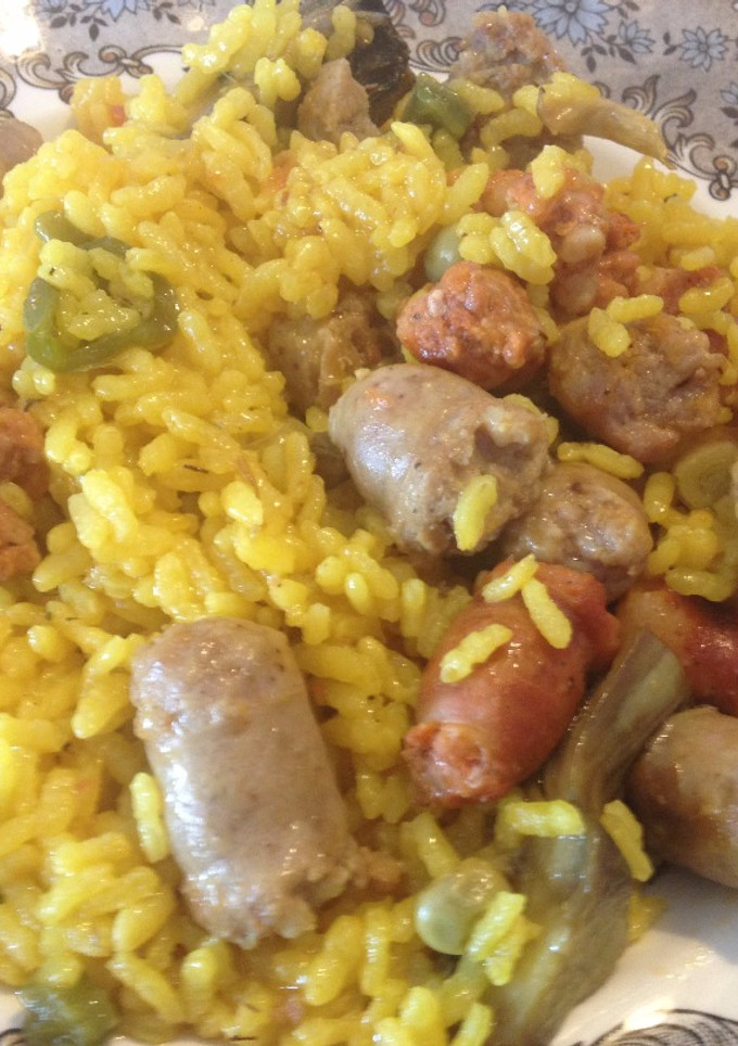 Una foto de Arroz con salchichas y verduras