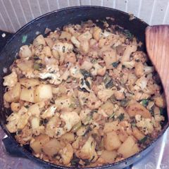 A picture of Authentic Aloo Gobi Dry Masala.