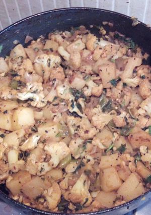 A picture of Authentic Aloo Gobi Dry Masala.