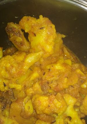 A picture of Potatoes and cauliflower florets curry.
