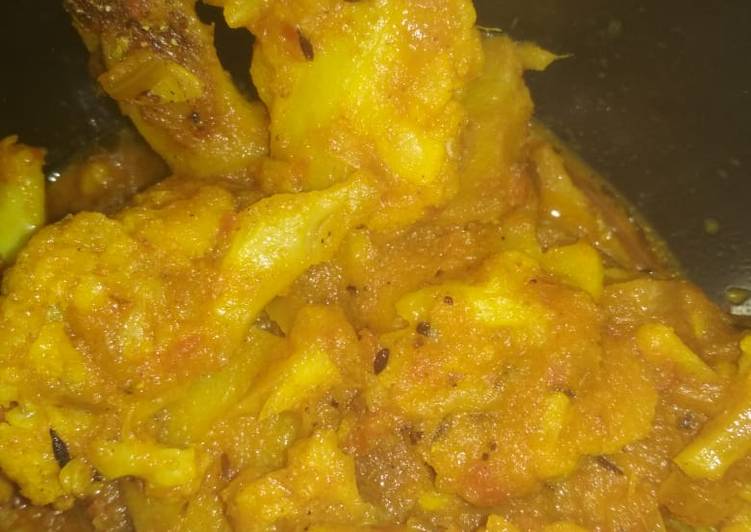 Potatoes and cauliflower florets curry