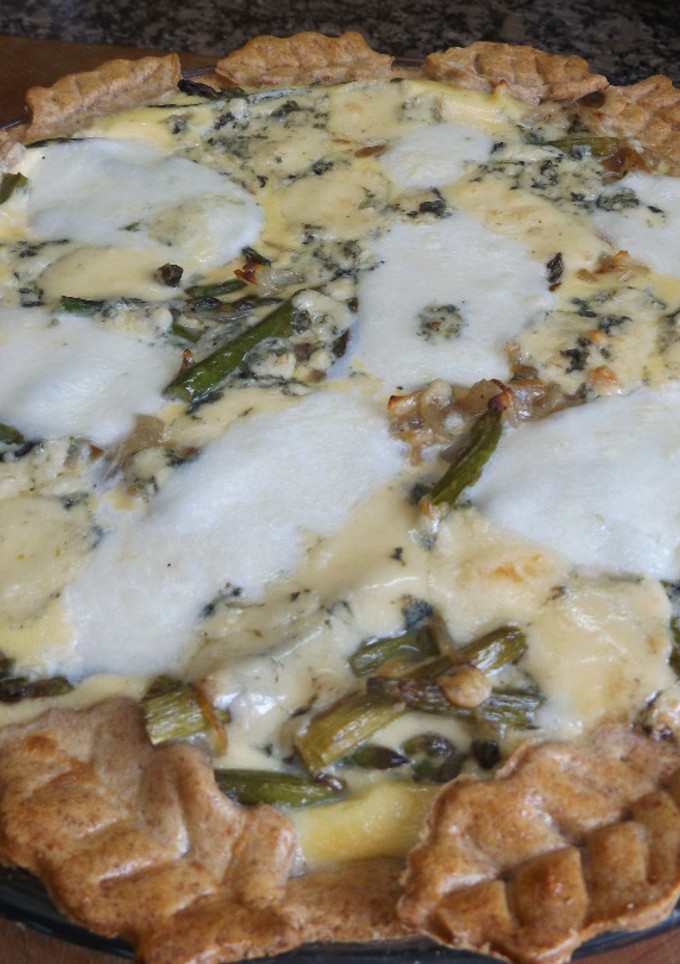 Una foto de Tarta de espelta integral con espárragos y queso azul