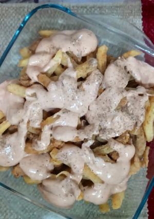 A picture of Chicken and Chips with Mayo Sauce.