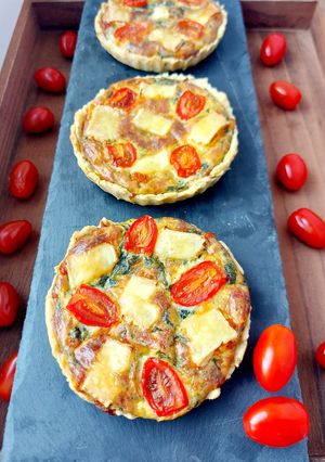 O poză a rețetei Tarte cu baby spanac, roșii cherry și brie.