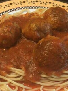 Una foto de Spaghetti con albóndigas rellenas de philadelphia