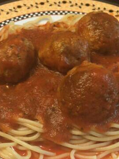 Una foto de Spaghetti con albóndigas rellenas de philadelphia