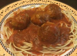 Una foto de Spaghetti con albóndigas rellenas de philadelphia