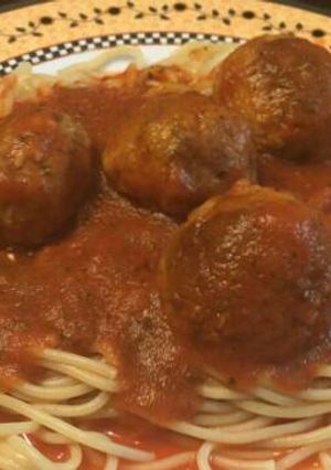 Una foto de Spaghetti con albóndigas rellenas de philadelphia