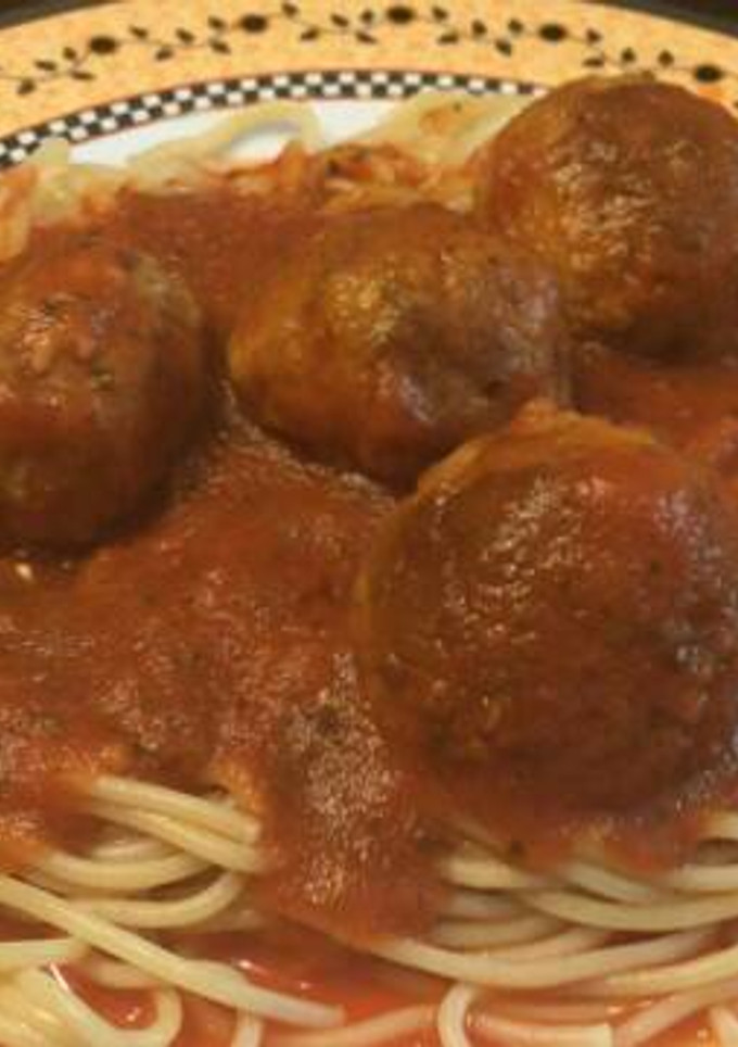 Una foto de Spaghetti con albóndigas rellenas de philadelphia