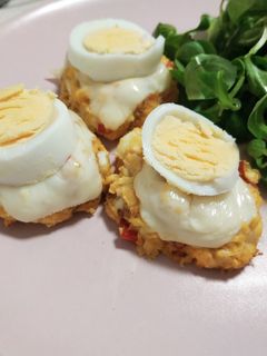Una foto de Tortitas de maíz con queso y ensalada verde