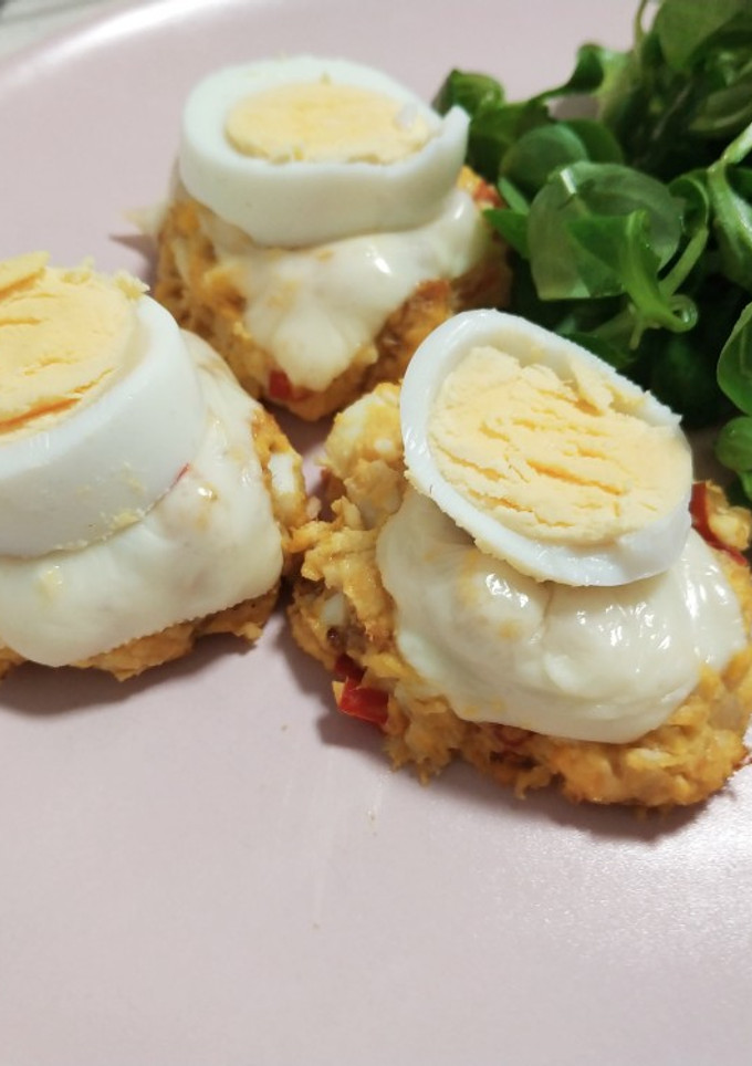 Una foto de Tortitas de maíz con queso y ensalada verde
