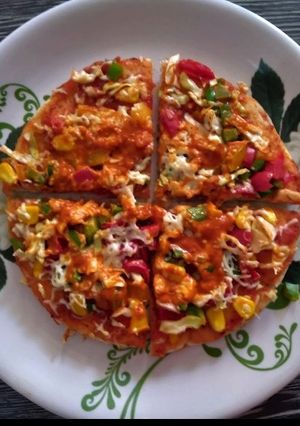 होम मेड पिझ्झा (Home Made Pizza Recipe In Marathi) रेसिपी चे मुख्य फोटो