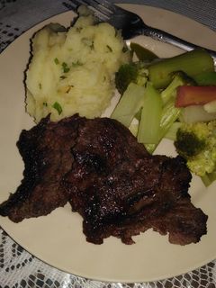 Una foto de Asada y puré de papas....🇸🇻