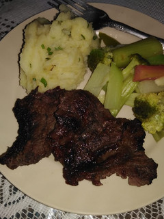 Una foto de Asada y puré de papas....🇸🇻