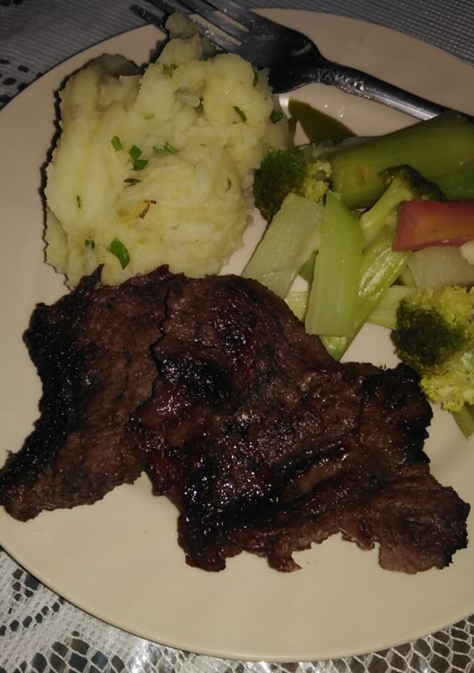 Una foto de Asada y puré de papas....🇸🇻
