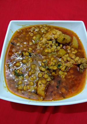 A picture of Daal Chicken.