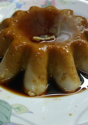 Una foto de Flan de Maicena y banana sin huevo.. 🍮🍌