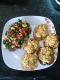 Patacones con pollo y ensalada fresca