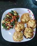 Patacones con pollo y ensalada fresca