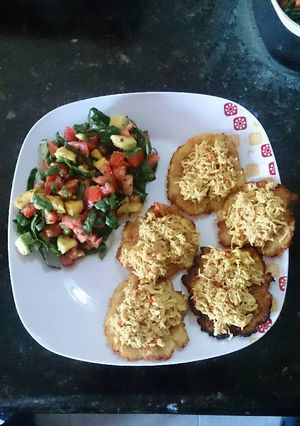 Una foto de Patacones con pollo y ensalada fresca
