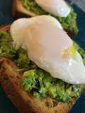 Avocado toast + huevo poché 🥑🥚