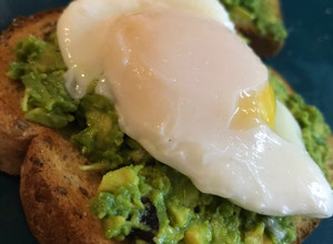 Una foto de Avocado toast + huevo poché 🥑🥚